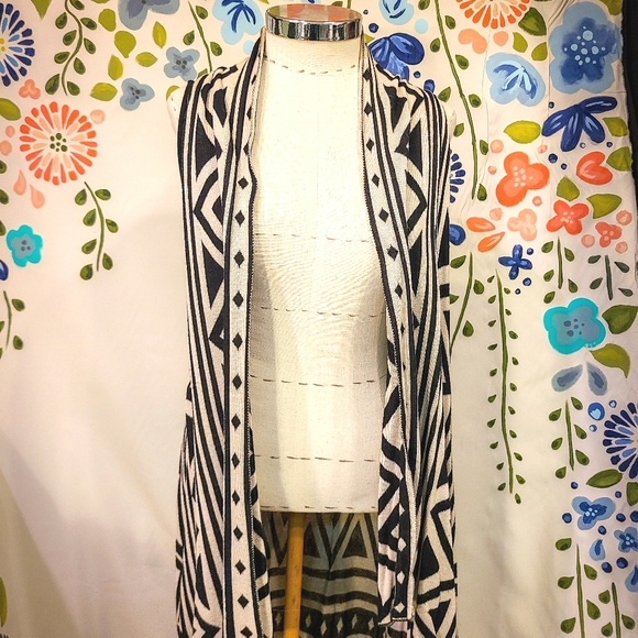 Sleeveless accent sweater - Picture 1 of 3